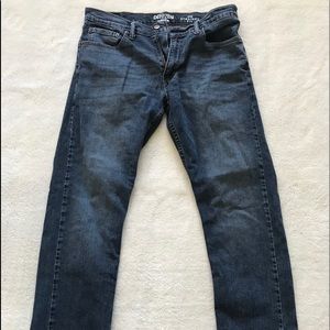 Men’s Denizen Levi jeans.
